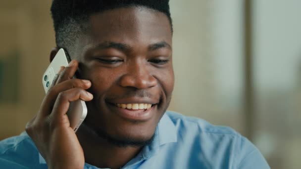 Χαμογελώντας Αφροαμερικανός Μιλώντας Στο Κινητό Τηλέφωνο Στο Γραφείο Εθνικό Αρσενικό — Αρχείο Βίντεο