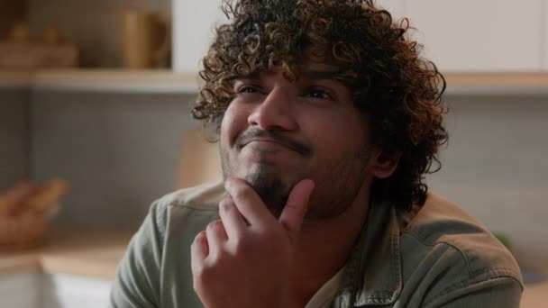 Kafası Karışmış Kafası Karışmış Hintli Bir Adam Müslüman Erkek Düşünceli — Stok video