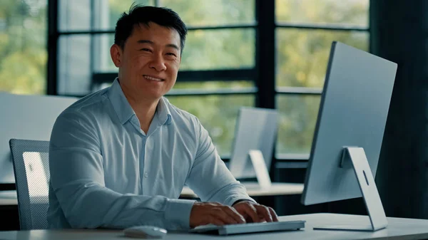 Ώριμος Ασιάτης Επιχειρηματίας Κινέζος Κορεάτης Υπάλληλος Γραφείου Εξειδικευμένη Εργασία Υπολογιστή — Φωτογραφία Αρχείου