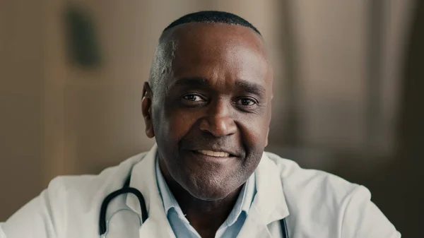 Medisch Portret Van Mannelijke Senior Therapeut Arts Afro Amerikaanse Man — Stockfoto