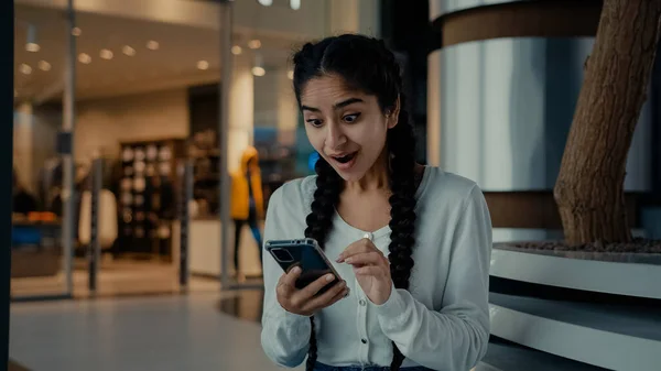 Emotionele Verbaasd Winnaar Arabische Vrouw Shopper Gebruik Smartphone Apps Winkelen — Stockfoto
