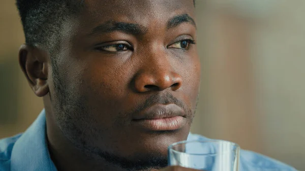 Närbild Afroamerikansk Etnisk Man Eftertänksam Affärsman Dricka Glas Vatten Paus — Stockfoto