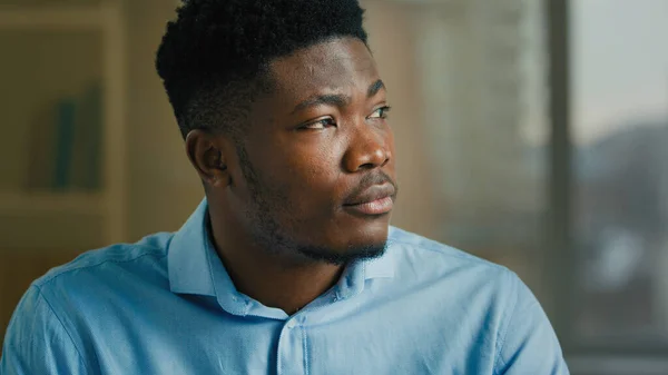 Bedachtzame Zakenman Volwassen Etnische Afro Amerikaanse Man Denken Binnen Slim — Stockfoto