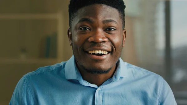 Spännande Förvånad Afroamerikansk Man Öppen Mun Häpnadsväckande Positiv Chock Manligt — Stockfoto