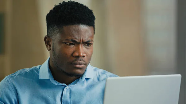 Arg Irriterad Man Afrikansk Affärsman Chef Prata Videokonferens Använda Dator — Stockfoto