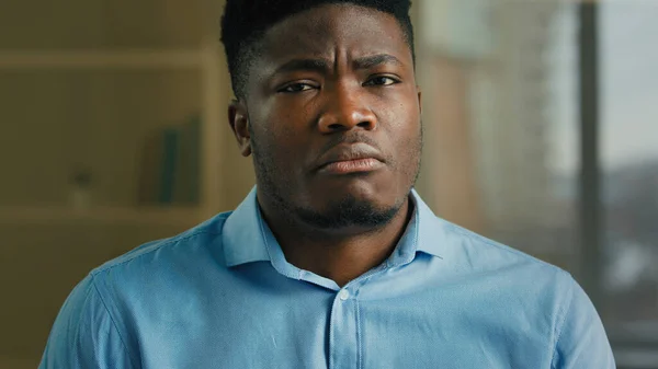 Porträtt Chockad Stressad Afroamerikansk Man Manlig Affärsman Entreprenör Arbetsgivare Viftar — Stockfoto