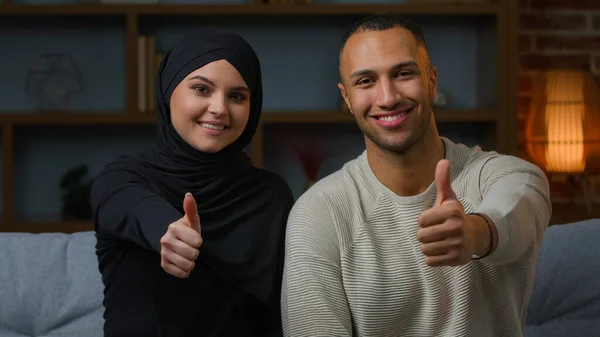Positive Interrassische Afrikanisch Muslimische Paar Frisch Vermählte Ethnische Familie Hausbesitzer — Stockfoto