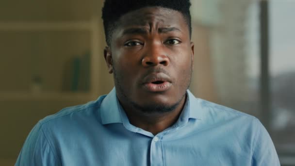 Porträtt Chockad Stressad Afroamerikansk Man Manlig Affärsman Entreprenör Arbetsgivare Viftar — Stockvideo