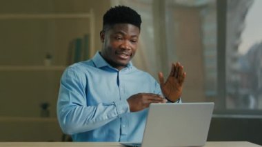 İş adamı konuşma mesafesi web kamerası konferansı görüşmesi ortakları ile Afrikalı Amerikalı jest yöneticisi açıklayan danışmanlık eğitimi web sitesi iletişim teknolojisi önde gelen