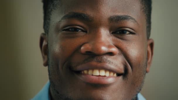 Close Portret Afro Amerikaanse Man Mannelijke Student Etnische Man Glimlachende — Stockvideo