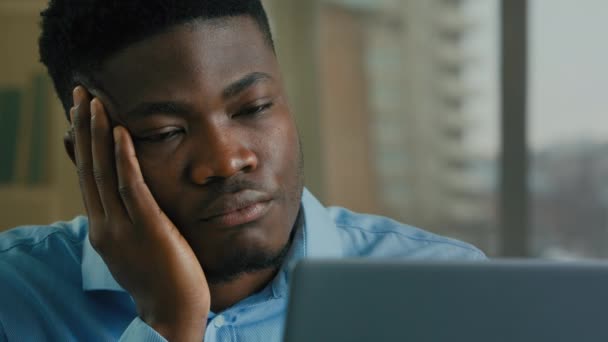 厌倦了多种族商人过度使用电脑笔记本电脑远程工作困倦疲惫疲倦的非洲裔美国人懒散的雇员经理工人在家里的办公室里睡低能耗单调无聊的工作 — 图库视频影像