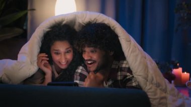 Geceleyin evinde oturan çok ırklı çift cep telefonu bahsini kazanır. İyi haber başarı zaferi online zafer kazanan akıllı telefon beşliği akşamüstü kanepesinde battaniyeli cihaz bağımlılığı altında heyecanlanır.