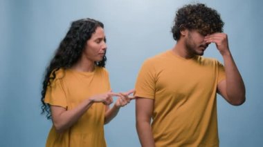 Çok ırklı bir aile kavgası Arap bir Hintli koca karısını görmezden geliyor kulakları elleriyle kapatıyor dinle öfkeli İspanyol kadın anlaşmazlığı sorunu mavi stüdyo arka planında kötü bir ilişki