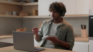 Ev yapımı dizüstü bilgisayarda okuyan Arap bir adam konferans çağrısı uzaktan danışmanlık çalışması e-sette online iş konuşması öğrenme fikirleri yazma Hintli öğrenci İnternet dersi notları