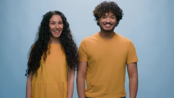 Forskellige Multiraciale Par Forskellige Meninger Svar Smilende Sammen Kvinde Svar – Stock-video