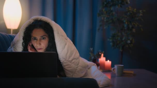 Heyecanlı Hintli Kadın Spanyol Kızın Şaşkınlığını Hayrete Düşürdü Laptop Film — Stok video