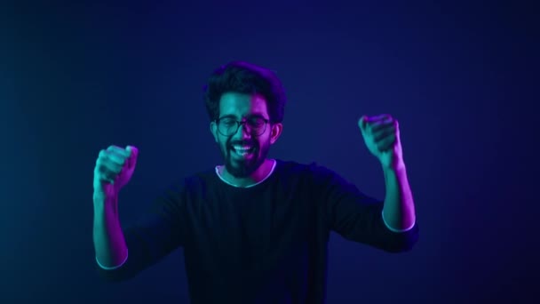 Homem Indiano Feliz Fundo Neon Ultravioleta Campeão Codificação Fundo Nível — Vídeo de Stock