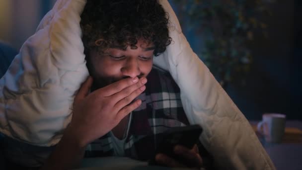Hombre Indio Sin Dormir Hombre Árabe Insomnio Masculino Gadget Adicto — Vídeo de stock