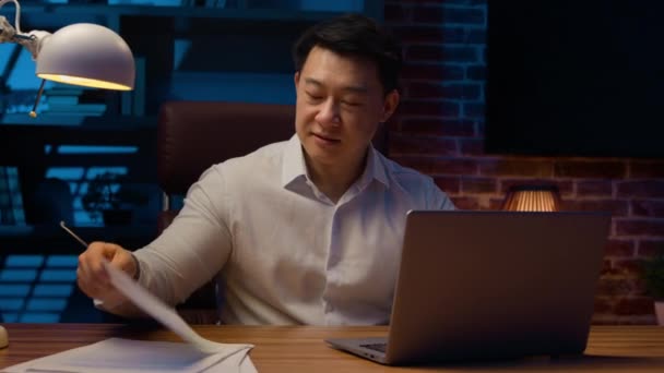 Зосереджений Середньолітній Корейський Бізнесмен Працює Онлайн Проекті Посміхаючись Азіатському Працівнику — стокове відео