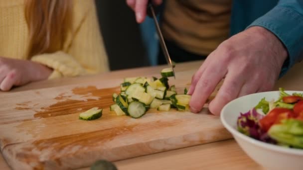 Unerkennbarer Vater Vater Schneidet Gurke Beim Kochen Von Frischem Gemüse — Stockvideo