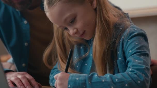 Kaukaski Tata Pomaga Nastoletniej Córce Uczennicy Domową Edukacją Learningiem Nauka — Wideo stockowe