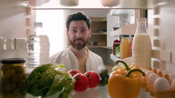 視点ハメ撮り内部冷蔵庫幸せな興奮空腹白人男性オープン冷蔵庫健康野菜でいっぱいの多くの製品食事は 新鮮なトマト良い匂いを嗅ぐ取るフードデリバリーサービス料理 — ストック動画