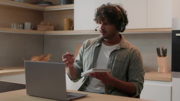 Homem Árabe Estudando Casa Cozinha Laptop Computador Videoconferência Consulta Distante — Vídeo de Stock