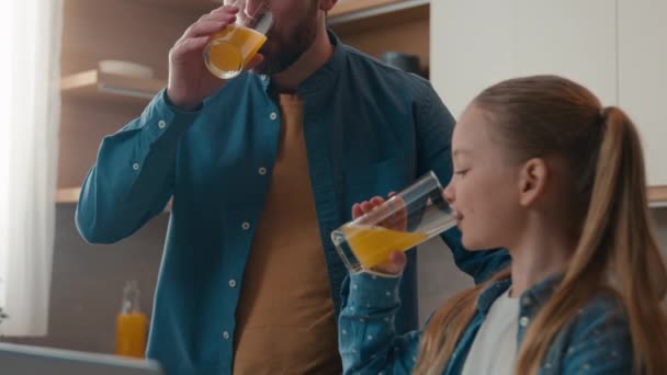 Kaukasischer Vater Mit Kleiner Tochter Kind Mädchen Trinken Frisches Getränk — Stockvideo