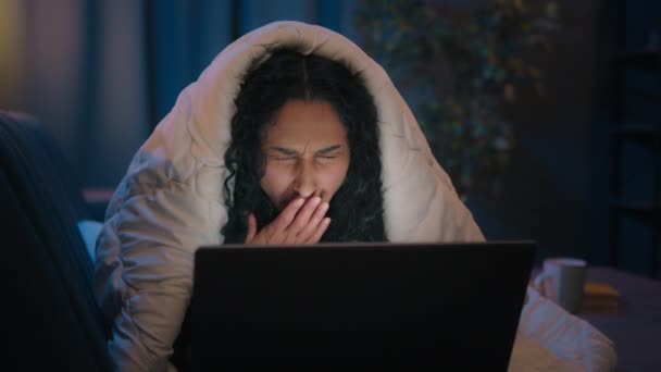 Trött Latinamerikansk Flicka Utmattad Sömnig Kvinna Trött Indiska Arabiska Kvinna — Stockvideo