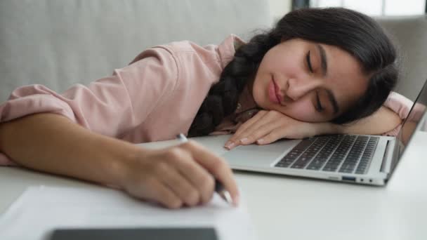 Κουρασμένος Ύπνος Γυναίκα Κλειστά Μάτια Στο Τραπέζι Γραφείο Υπνηλία Υπερκόπωση — Αρχείο Βίντεο