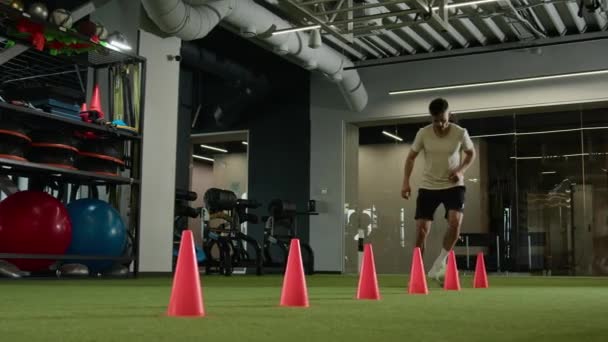 Καυκάσιος Άνδρας Επαγγελματίας Ποδοσφαιριστής Ποδοσφαιριστής Τρέχει Χτύπημα Μπάλα Feinting Dribbling — Αρχείο Βίντεο