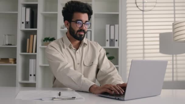 Feliz Hombre Musulmán Indio Hombre Negocios Freelancer Árabe Chico Celebrar — Vídeo de stock