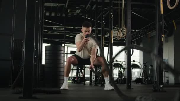 Sterke Gespierde Blanke Sportman Functionele Training Maken Golven Met Strijdkoorden — Stockvideo