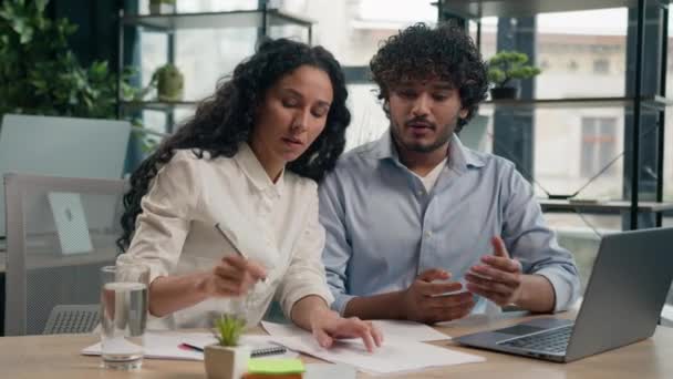 多人種多民族の同僚ビジネスパートナー男性女性作業ノートパソコンの話の議論は ジョブタスクを解決文書を書き込みますオフィスでアラビアヒスパニック系のビジネスマンの女性のチームワークパートナーシップ — ストック動画