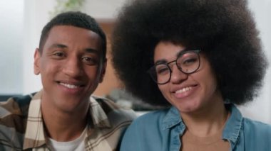 Mutlu aile fotoğrafları, Afro-Amerikan çiftler evli koca koca, hamile kadın sevgili elinde pozitif hamilelik testi tutan kameralar, gelecekteki ebeveynler gülümsüyor.