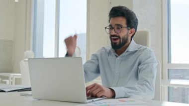 Mutlu Arap Hindistanlı heyecanlı işadamı profesyonel yönetici galibiyet zaferini kutluyor iş dünyası başarı fırsatını çok ırklı bir adam kazandı başarı karı kutluyor