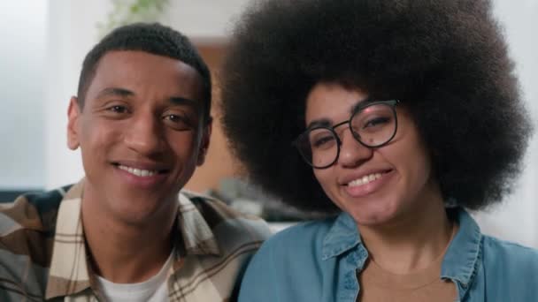 Portret Close Gelukkig Familie Echtgenoten Afro Amerikaans Paar Getrouwd Man — Stockvideo