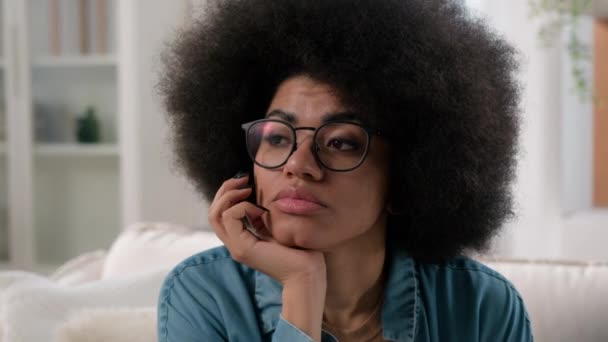 悲しい動揺女性の顔の集中的な不安思慮深い思考考えの深い問題を解決することを考えるアフリカ系アメリカ人の女性の女の子は家庭での孤独うつ病に苦しむ不幸なストレス — ストック動画