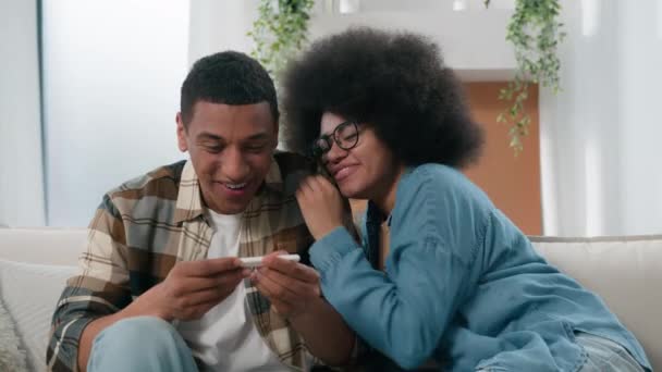 Афроамериканська Пара Чоловік Дружина Щасливі Подружки Хлопець Захоплені Позитивним Тестом — стокове відео