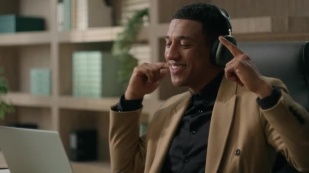 Розслаблений Афроамериканець Підприємець Чоловічої Статі Який Слухає Музику Ноутбуці Навушниках — стокове відео