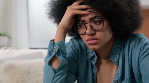 애석하게 걱정되는 아프리카계 여성분 스트레스 심리적 우울증 두통으로 고통받고 있습니다 — 비디오