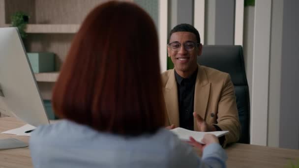 Sonriente Hombre Negocios Afroamericano Empleador Hablar Con Mujer Contratación Candidato — Vídeo de stock