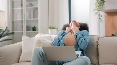 Heyecanlı Afrikalı Amerikalı, mutlu, başarılı, dizüstü bilgisayarı kazanan başarılı bir kadın. Online başarı zaferini kutluyor.