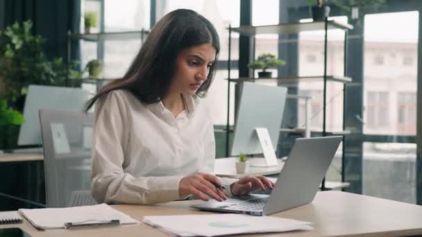 Arabski Zestresowany Businesswoman Gen Indyjski Biznes Kobieta Pracuje Biurze Laptopa — Wideo stockowe