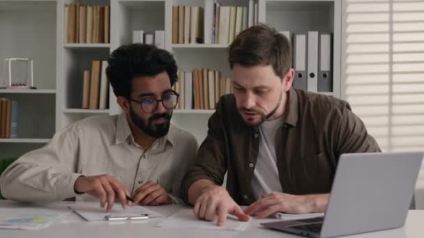 Multi Etnische Zakenmensen Probleem Oplossen Team Werken Met Laptop Het — Stockvideo