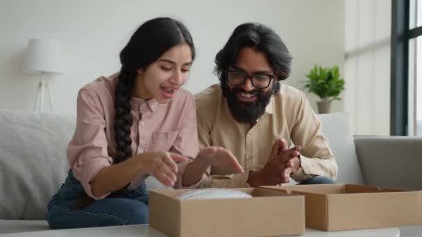 Захоплені Різноманітні Клієнти Пара Відкриває Посилку Вдома Щасливі Клієнти Арабська — стокове відео