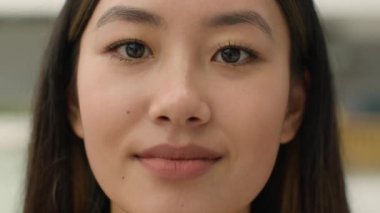 Aşırı yakın plan Asyalı kadın portresi Koreli Japon Çinli kız güzellik tedavisi doğal makyaj kaşları gülümseme bayan iş kadını kameraya bakıyor.
