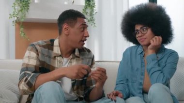 Birkaç Afro-Amerikalı erkek üzgün kadın endişeli ve endişeli bir aileyi pozitif hamilelik yatağı ile üzüyor. Negatif test sonuçları. İstenmeyen hamile kısırlık.