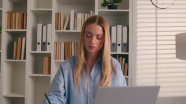 Kütüphanedeki beyaz kız öğrenci, sınav ödevi için hazırlık yapıyor. Başım ağrıyor. İş kadınlarının ofis bilgisayarları çalışıyor. Baş ağrısı, baş ağrısı, migren ağrısı, bilgisayar işi çok yorucu.