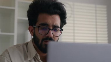 Üzgün Arap adam CEO 'su endişelenen erkek işadamı dizüstü bilgisayarda kötü e-posta aldı zor iş başarısız oldu online proje umutsuz Hintli erkek yönetici çalışanı aşırı çalışma sorunu iş hatası sorunu